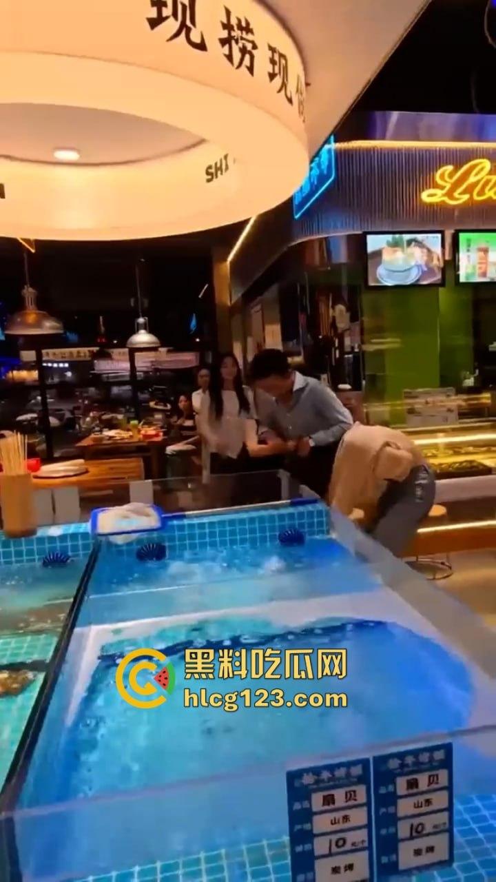 一山不容二母!女子当街手撕渣男和小三 狂扇耳光围观群众都说打得好-2