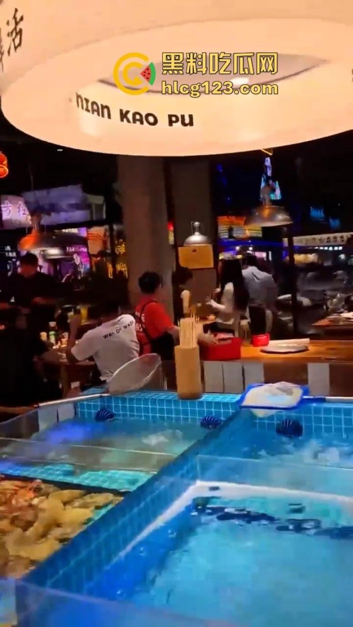 一山不容二母!女子当街手撕渣男和小三 狂扇耳光围观群众都说打得好-3