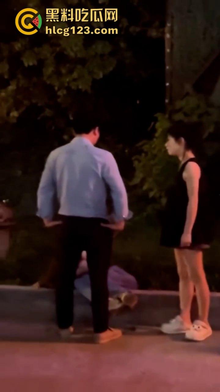 一山不容二母!女子当街手撕渣男和小三 狂扇耳光围观群众都说打得好-4