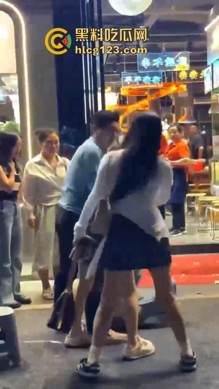 一山不容二母!女子当街手撕渣男和小三 狂扇耳光围观群众都说打得好-10