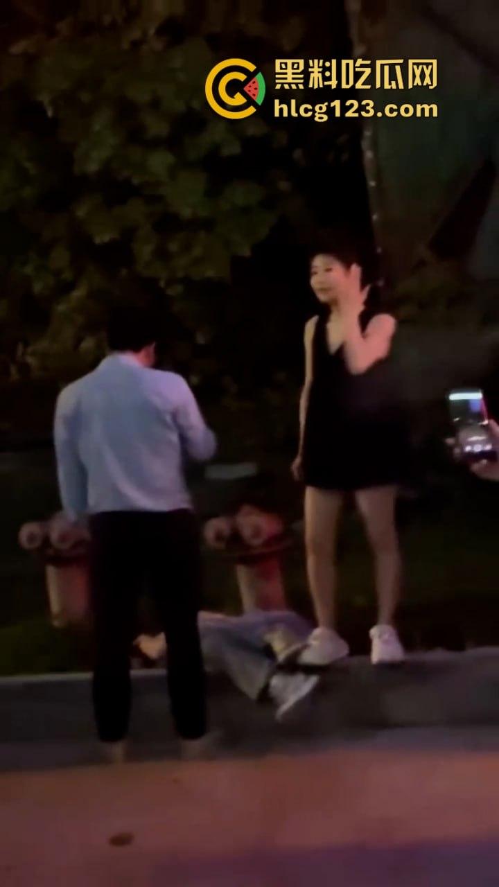 一山不容二母!女子当街手撕渣男和小三 狂扇耳光围观群众都说打得好-11