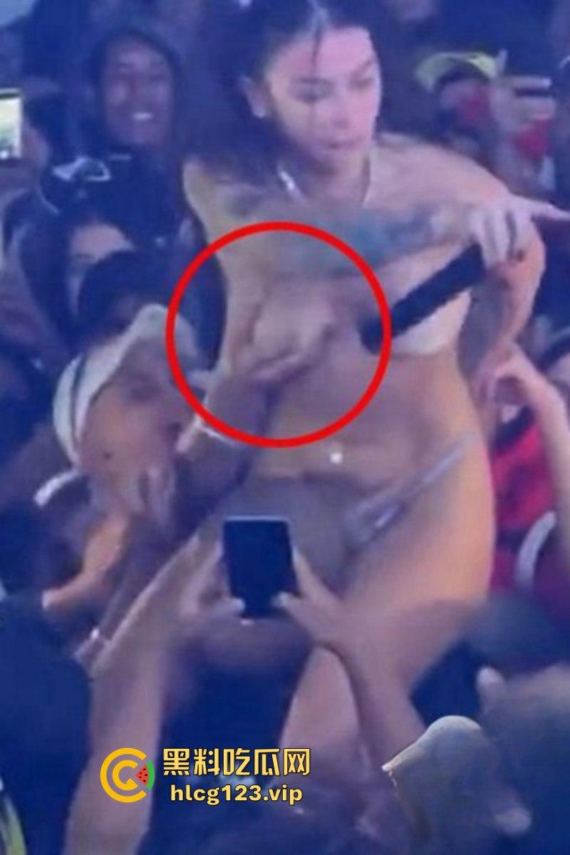 巴西女歌手【皮波基尼亚Pipokinha】穿丁字裤进入观众群 男粉丝集体失控 摸遍她的胸部臀部 丁字裤被拉开!-12