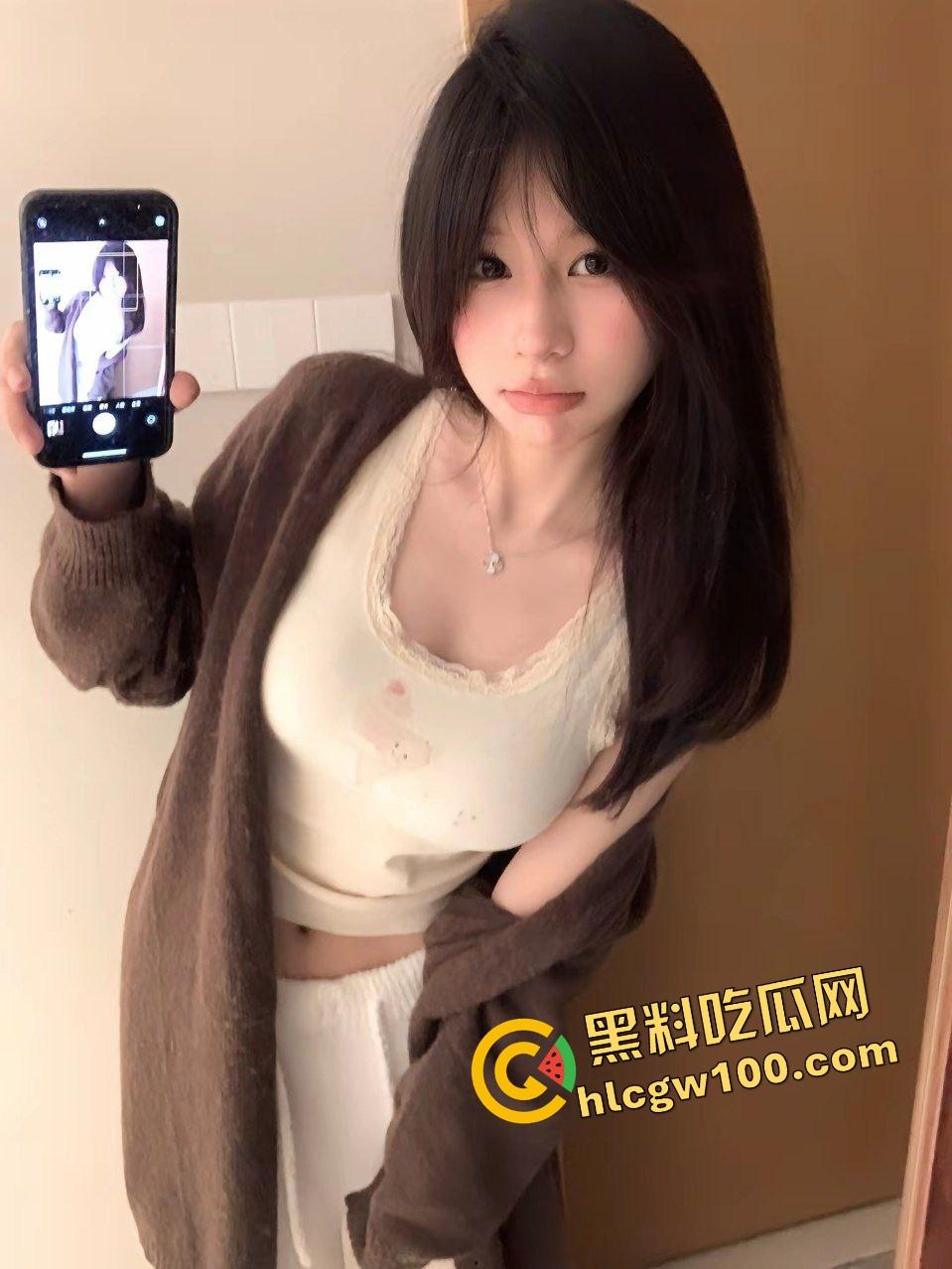 台湾澎湖县反差人妻骚货母狗『彭乐』wx诱惑聊骚 酒店白丝足交摩擦男友鸡鸡致白浆直射！原创独家流出！-6