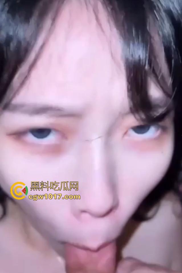 天津南开中学【王雨菲】，白皙粉嫩的乳头加上蓝瞳妆容，手握鸡巴扇奶子，口爆满嘴精液太多盛不住！-7