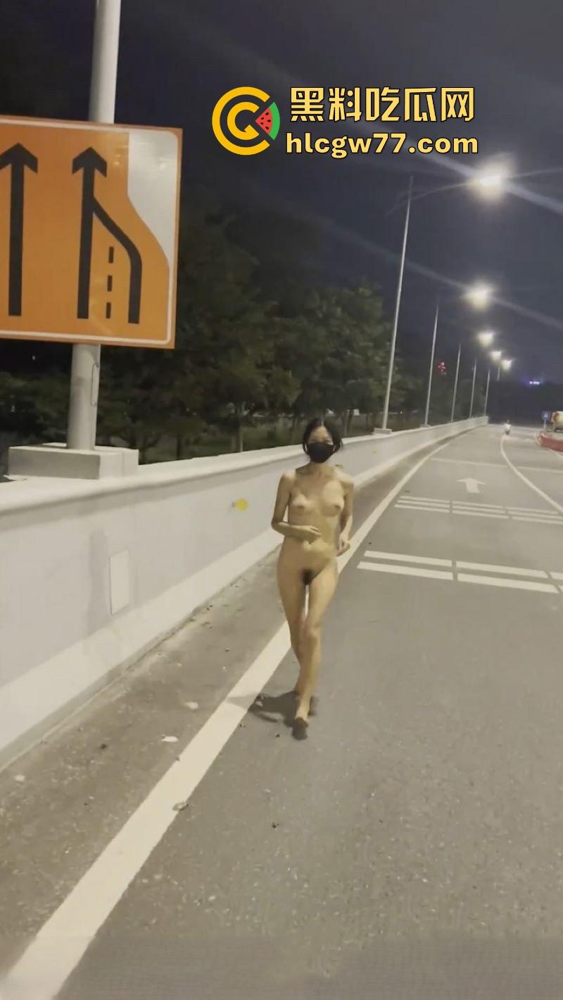 反差熟女【CikaiMoon】全裸马路露出 主动勾引外卖小哥 看的小哥目瞪口呆 久久不愿离去！