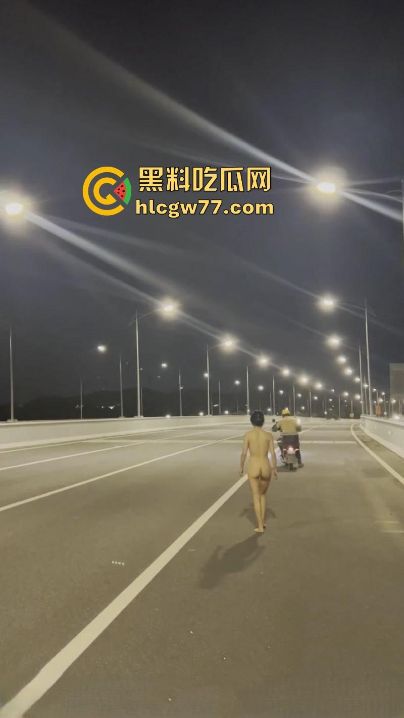 反差熟女【CikaiMoon】全裸马路露出 主动勾引外卖小哥 看的小哥目瞪口呆 久久不愿离去!-2