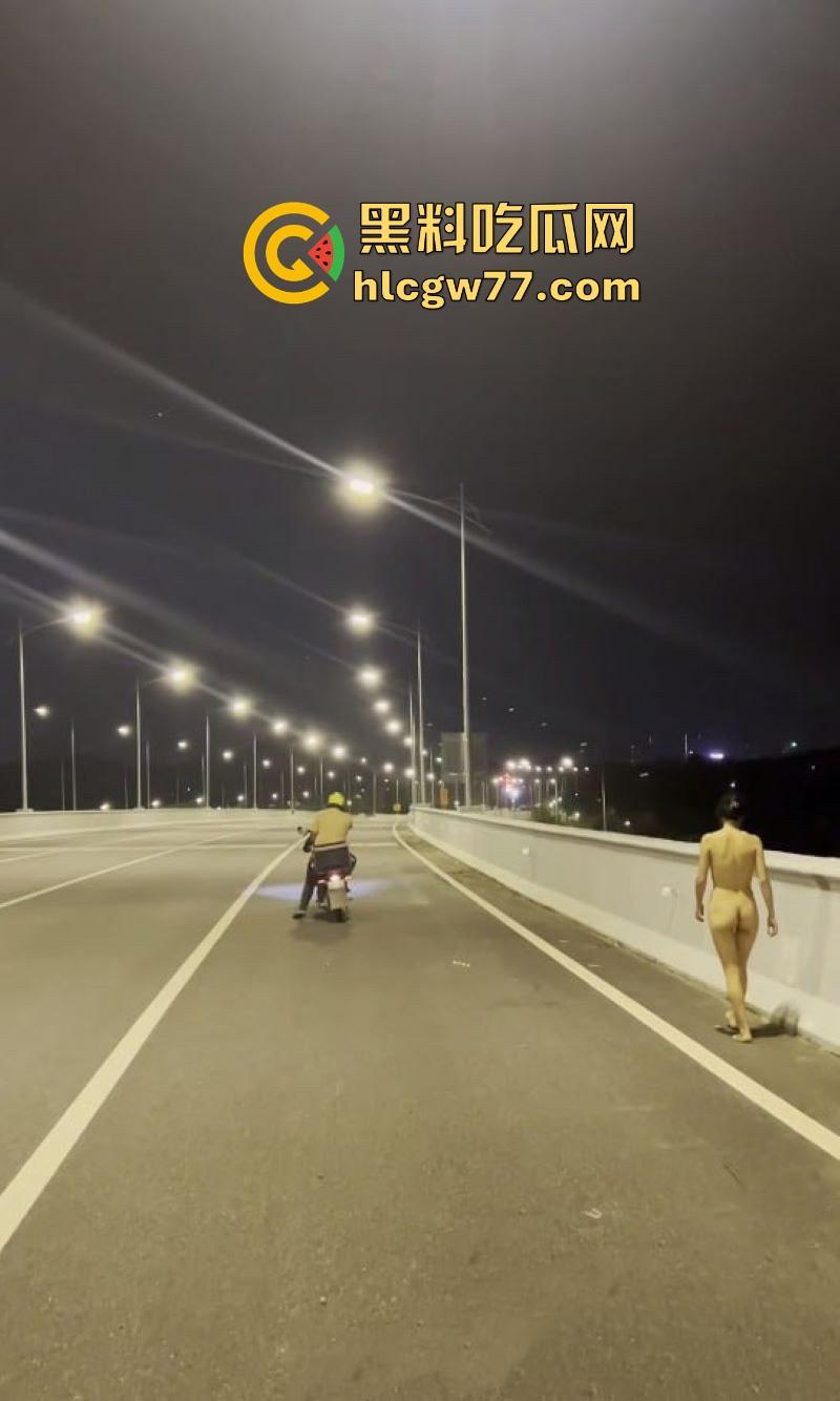 反差熟女【CikaiMoon】全裸马路露出 主动勾引外卖小哥 看的小哥目瞪口呆 久久不愿离去!-3