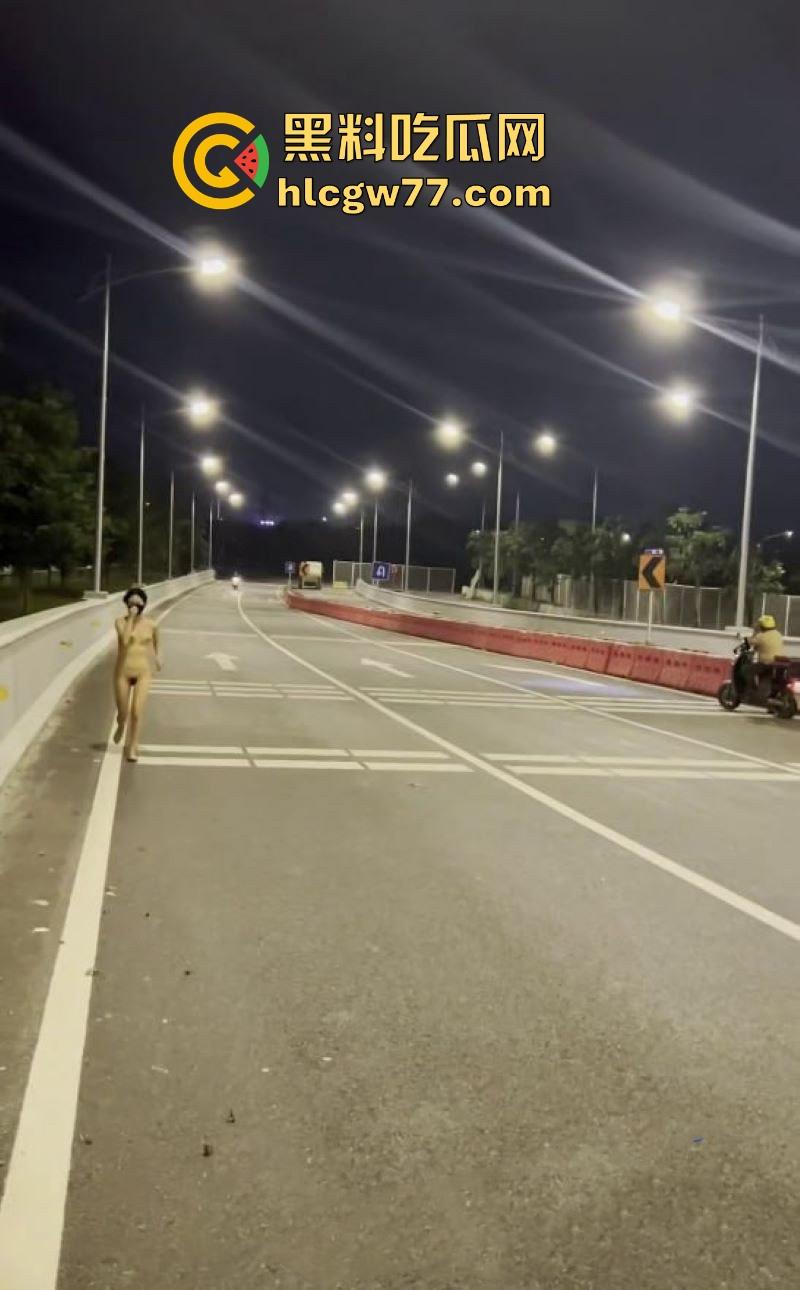 反差熟女【CikaiMoon】全裸马路露出 主动勾引外卖小哥 看的小哥目瞪口呆 久久不愿离去!-4