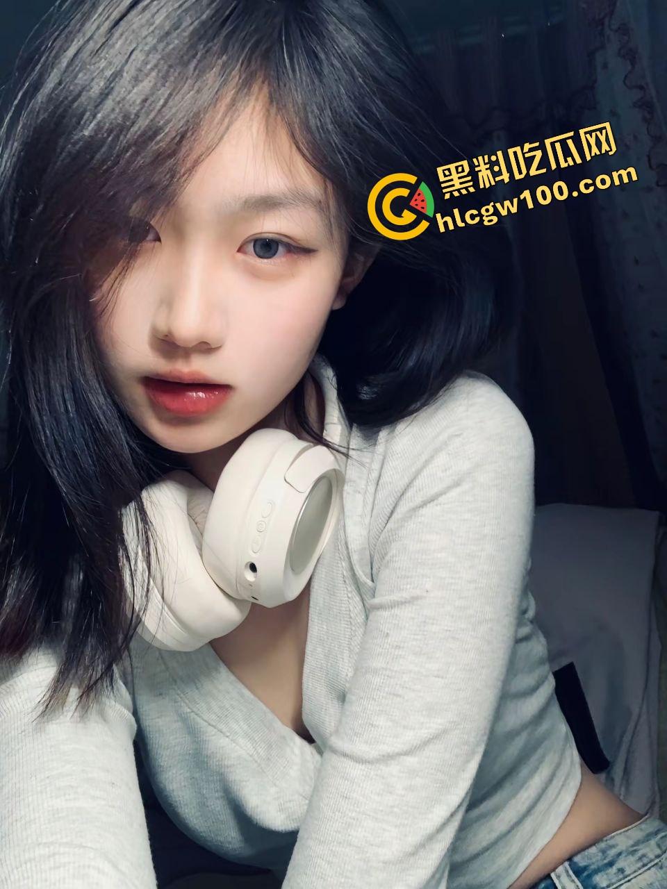 四川绵阳社会骚鸡【周梦瑶】极品御姐骚鸡露奶私拍，白虎粉逼爆操至喷水一地！独家曝光流出！