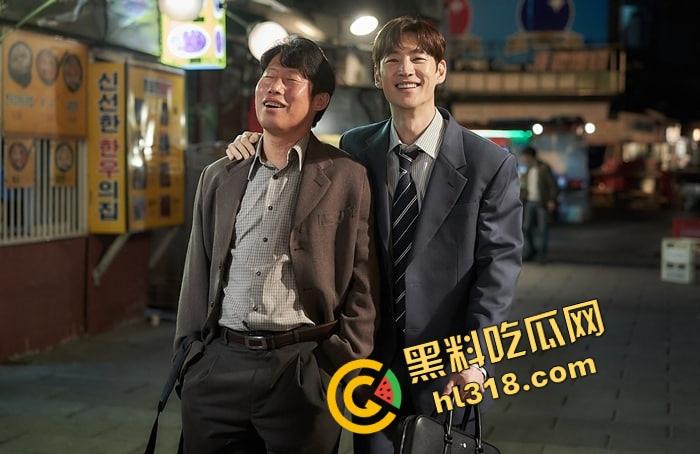 韩国烧酒命悬一线,IMF都救不了这对冤家,财务男大战资本狗!电影【烧酒战争】带你看棒子得信仰!-7