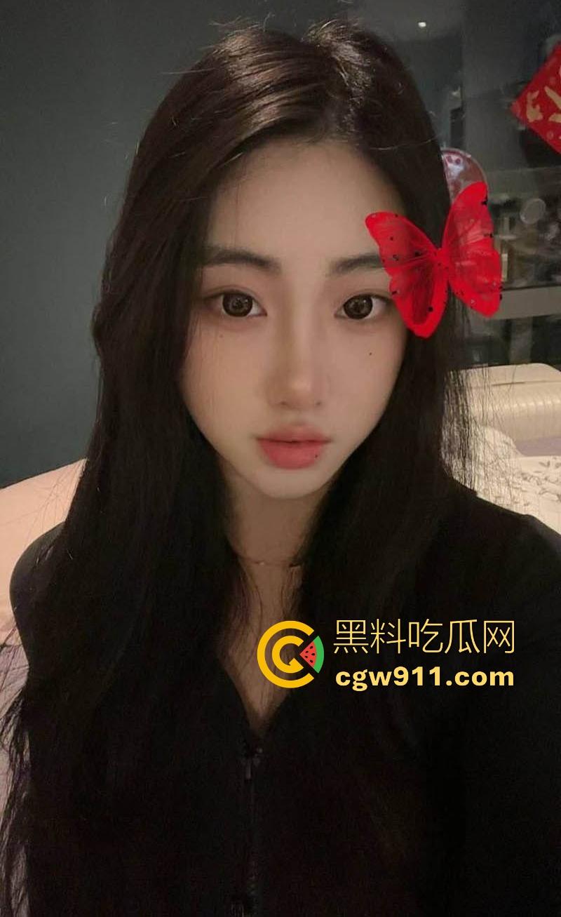 高颜值极品情侣性爱视频泄密，骚母狗钟情口爆吞精，翘臀高撅求操，粉嫩小穴被老公粗棒猛捅！