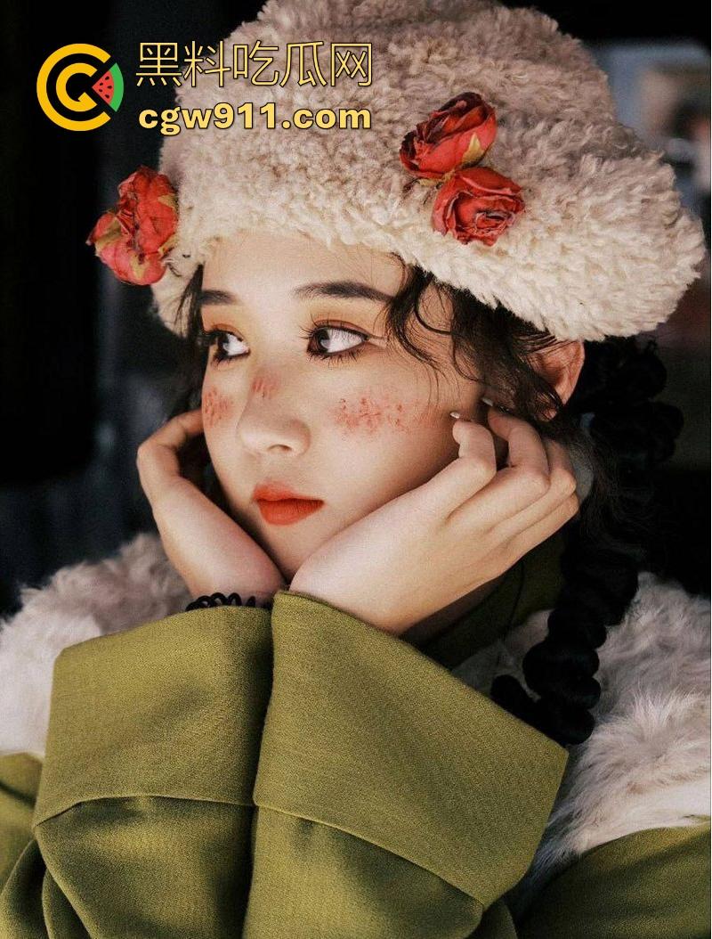 武汉师范大学【江恩凡】私密私拍泄密，清纯可爱高颜值少女，翘臀高撅手指插穴，骚穴猛操喷水！