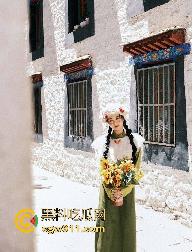 武汉师范大学【江恩凡】私密私拍泄密,清纯可爱高颜值少女,翘臀高撅手指插穴,骚穴猛操喷水!-2