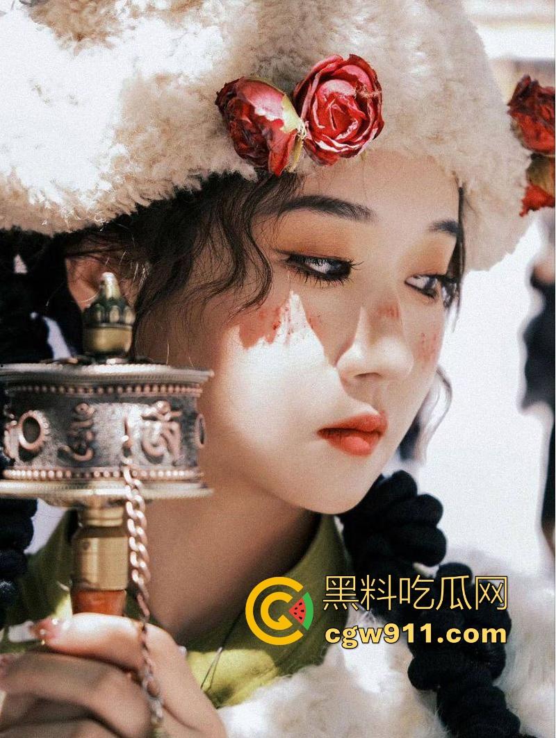 武汉师范大学【江恩凡】私密私拍泄密,清纯可爱高颜值少女,翘臀高撅手指插穴,骚穴猛操喷水!-3