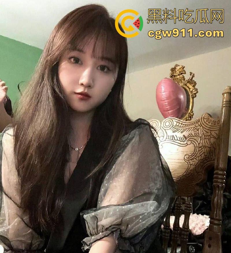 武汉师范大学【江恩凡】私密私拍泄密,清纯可爱高颜值少女,翘臀高撅手指插穴,骚穴猛操喷水!-5