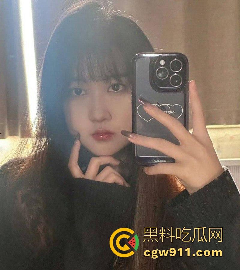 武汉师范大学【江恩凡】私密私拍泄密,清纯可爱高颜值少女,翘臀高撅手指插穴,骚穴猛操喷水!-7