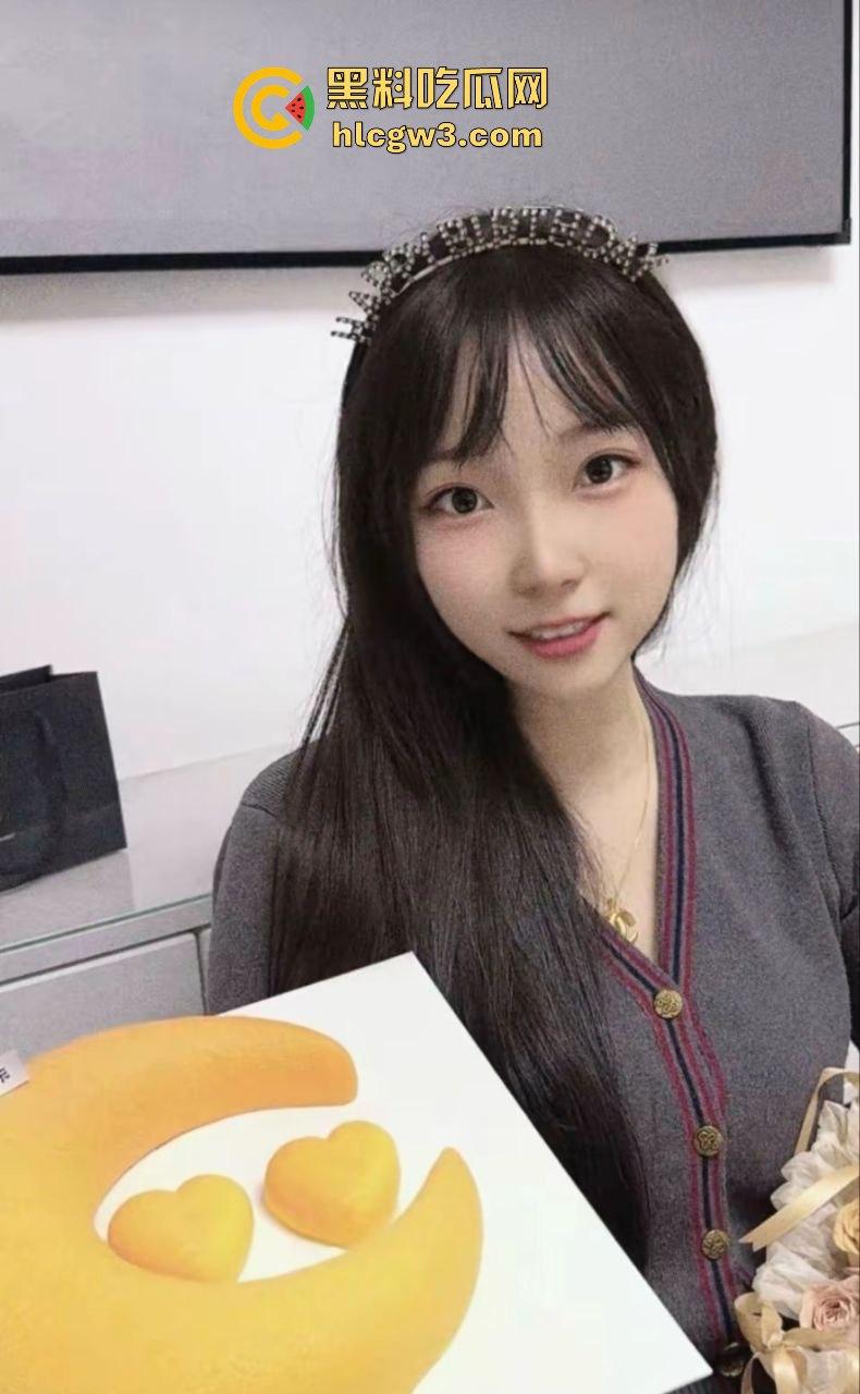 宁波反差校花『欧阳静茹』堕落诱惑 黑丝魅魔楼梯露出，纹身母狗被男友虐肏3P调教视频全流出！