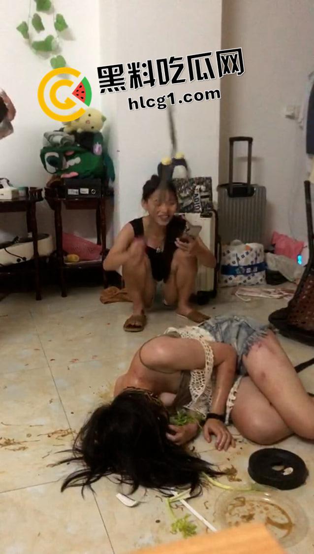 黄毛吊毛和精神小妹又被霸凌 打的身上没一块好的了  这些人是真的不怕打死人吗-4