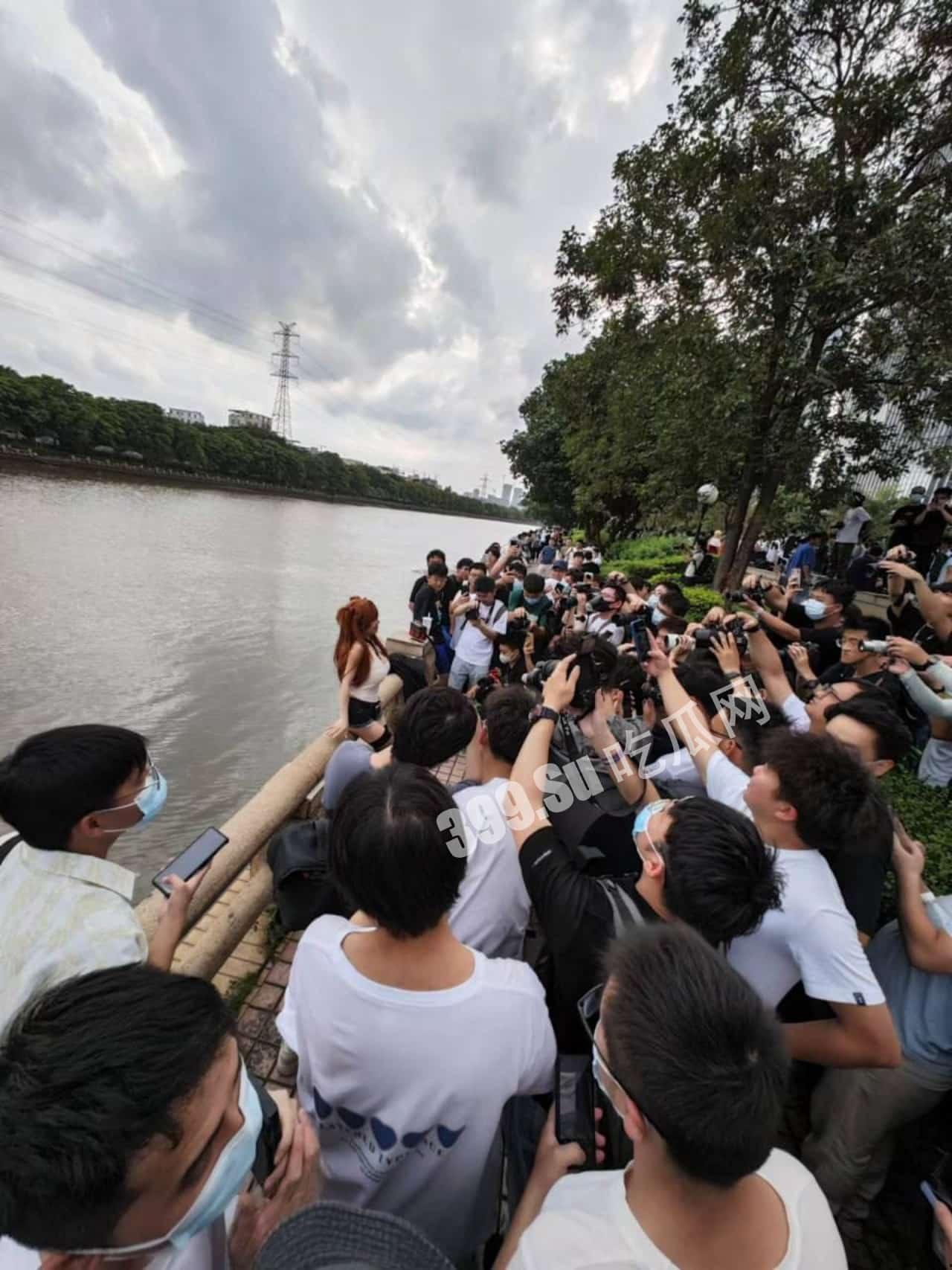 #吃瓜 #广州 #萤火虫动 漫展 外场，曾经在 #推特 上 援交 的coser由于举报被 警察 从现场直接带走，此举引发部分不满的宅男冲击了当地派出所要求放人-6