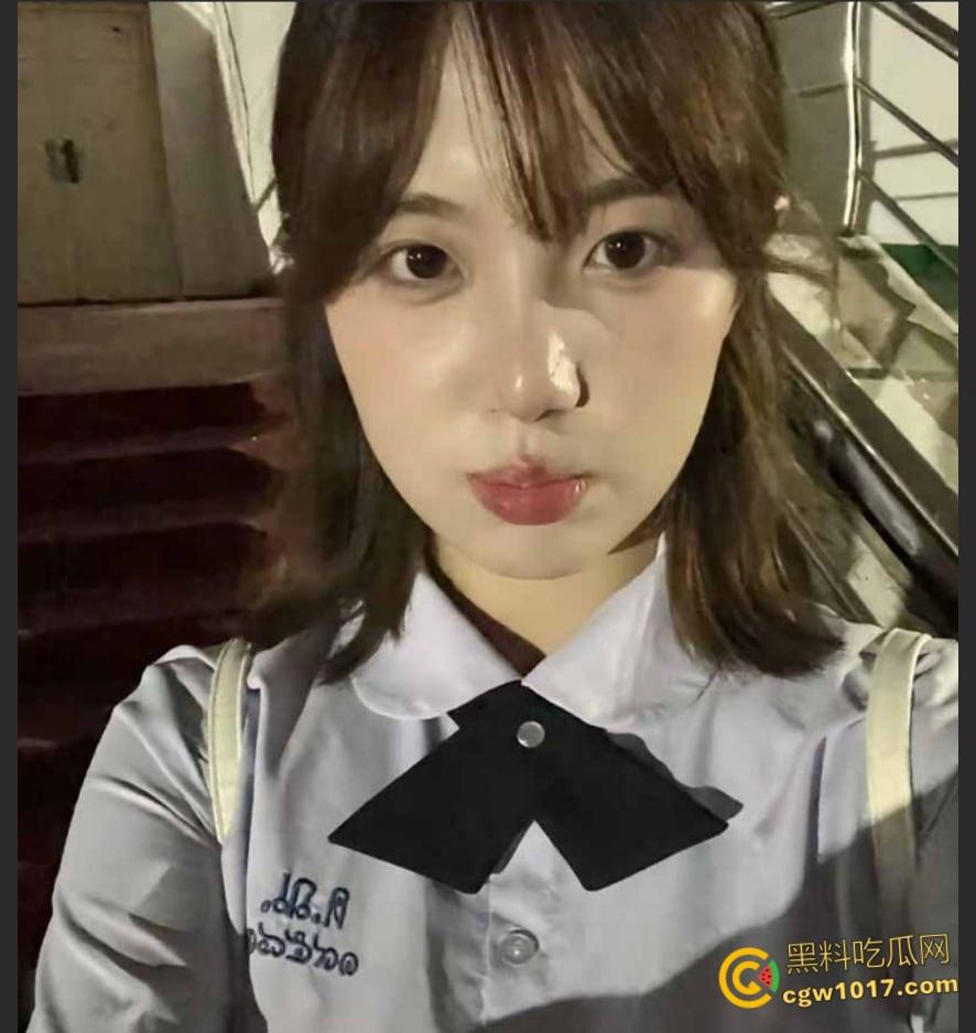 上海金融学院【刘敏】,露脸自拍惨遭前男友曝光,美乳骚逼嫩的如水,镜前跪地口交,蜜桃臀上位猛坐榨精!-1