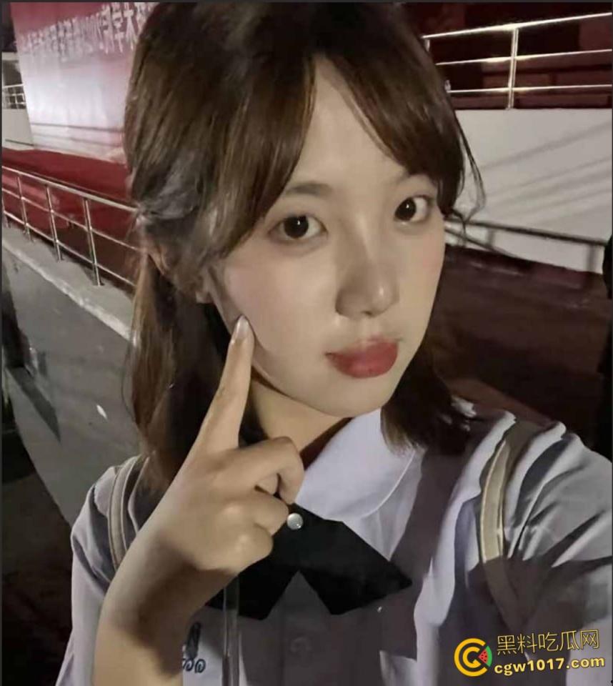 上海金融学院【刘敏】,露脸自拍惨遭前男友曝光,美乳骚逼嫩的如水,镜前跪地口交,蜜桃臀上位猛坐榨精!-2