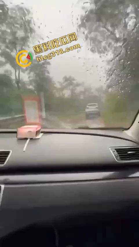 兄弟能不能积点德?人家正车震高潮你冒雨开门拍视频,肉棒还没插进去就被吓萎,这心理阴影得有多大!-1