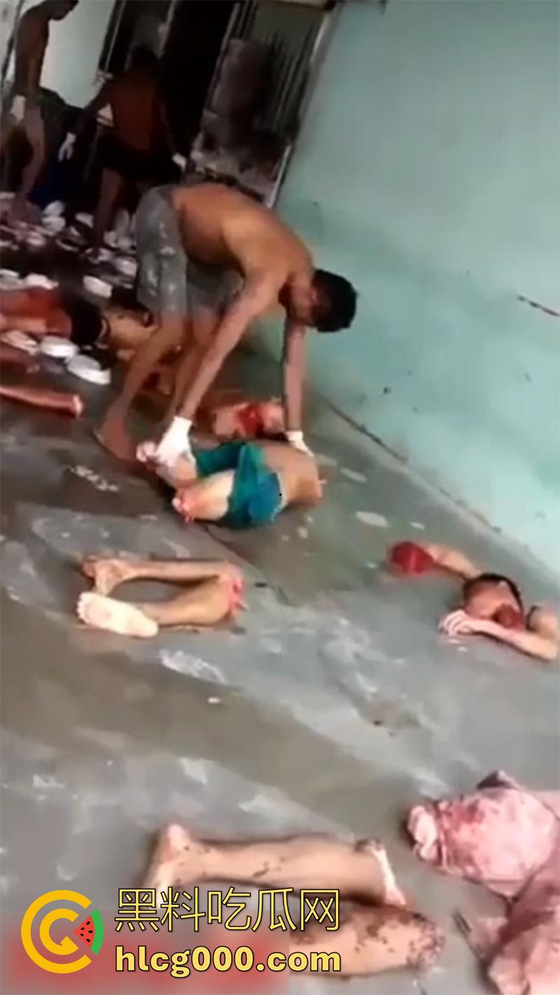 暗网流出恐怖一幕合集,小伙被砍透背部,东南亚混战分尸现场,树林剁头女孩被霸凌跳楼,胆小者勿入啊!-3