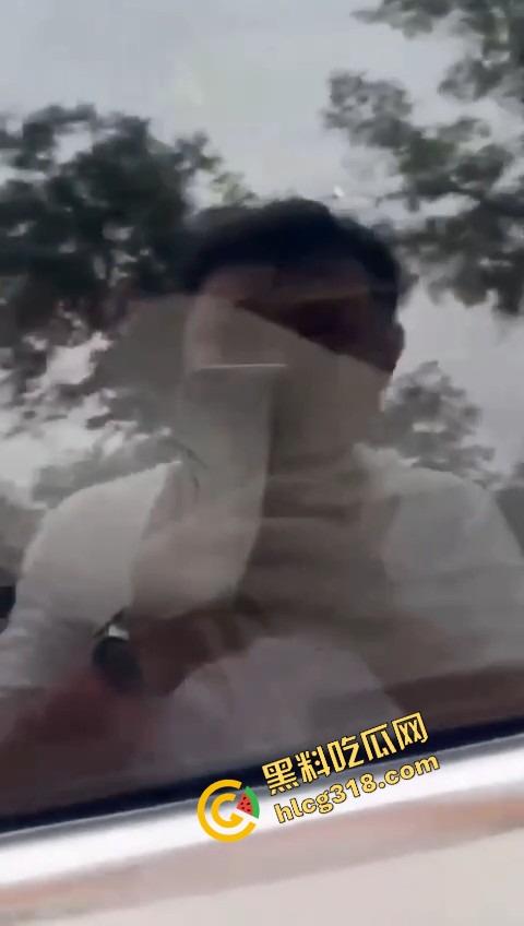 兄弟能不能积点德?人家正车震高潮你冒雨开门拍视频,肉棒还没插进去就被吓萎,这心理阴影得有多大!-6