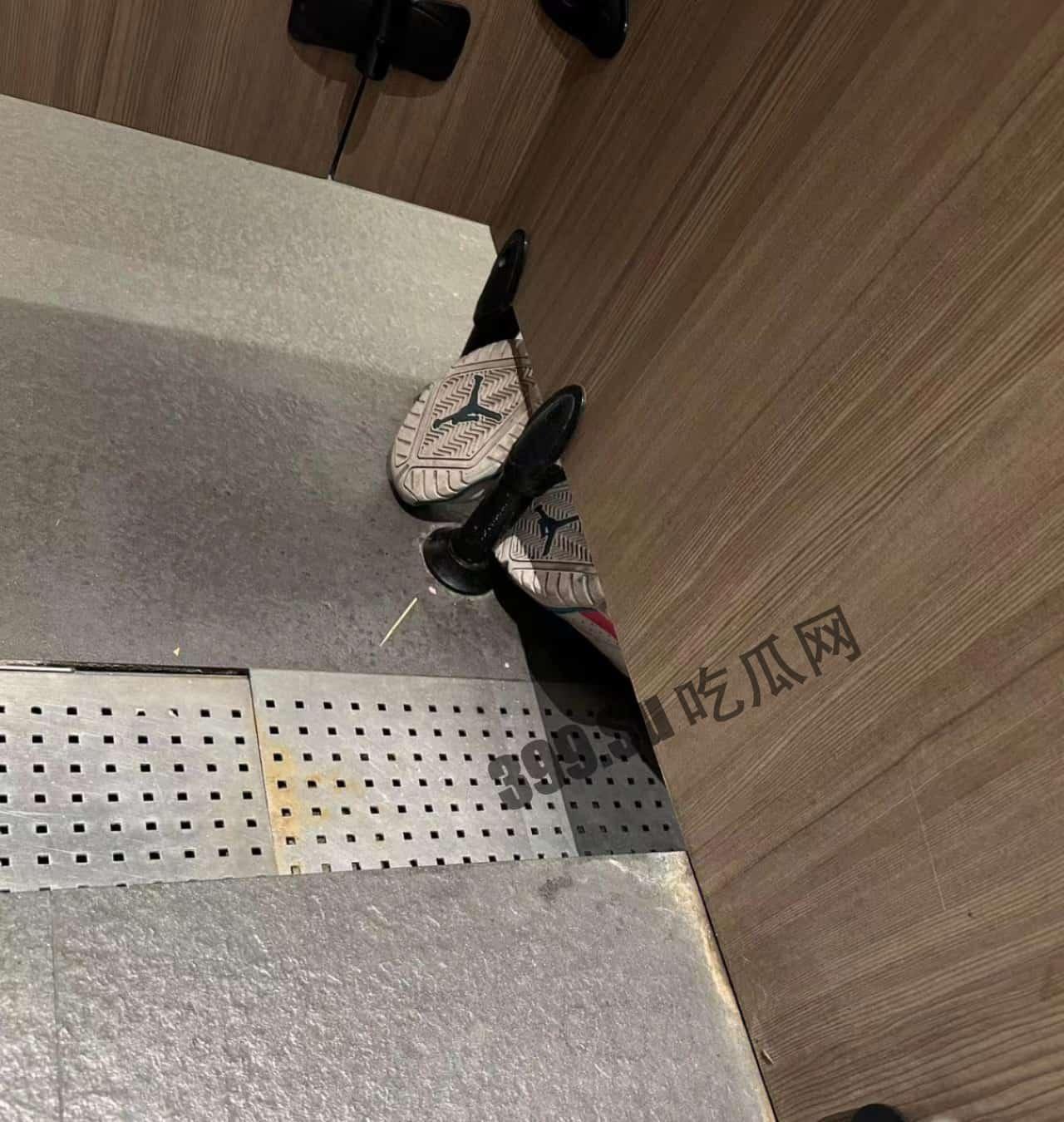 #浙江 #杭州 #怡丰城 变态男女厕所 #偷窥 女生上厕所被拍现成-4