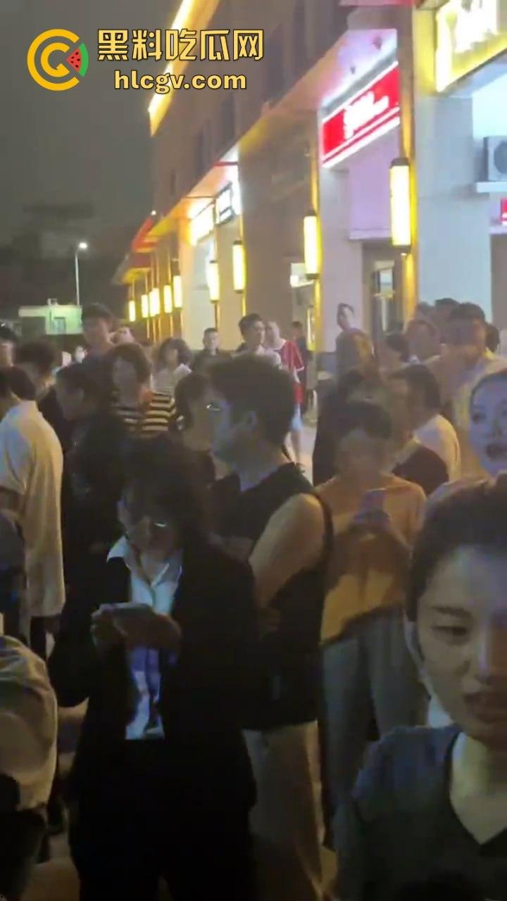 广东珠江铂世湾保安暴力打小孩引众怒!数百业主围堵救护车讨要说法-1