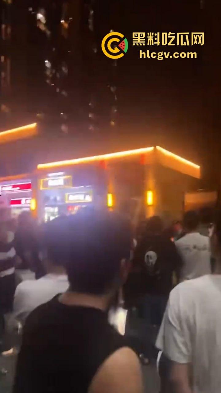 广东珠江铂世湾保安暴力打小孩引众怒!数百业主围堵救护车讨要说法-2