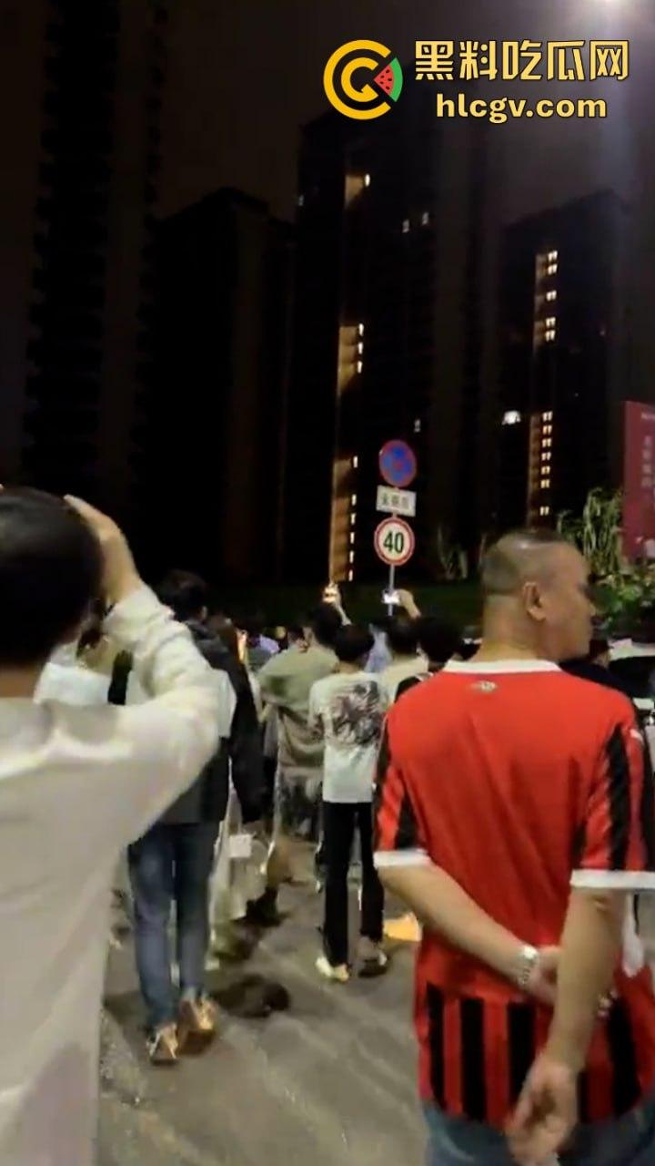 广东珠江铂世湾保安暴力打小孩引众怒!数百业主围堵救护车讨要说法-3