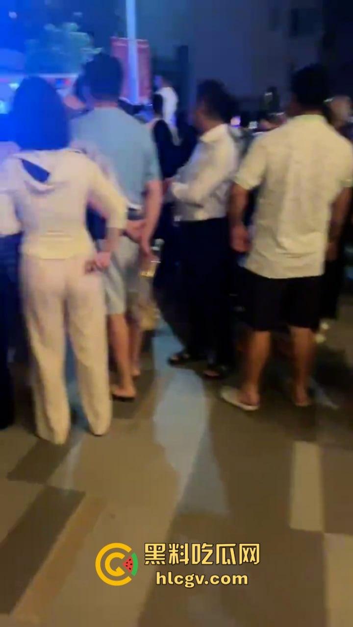 广东珠江铂世湾保安暴力打小孩引众怒!数百业主围堵救护车讨要说法-5