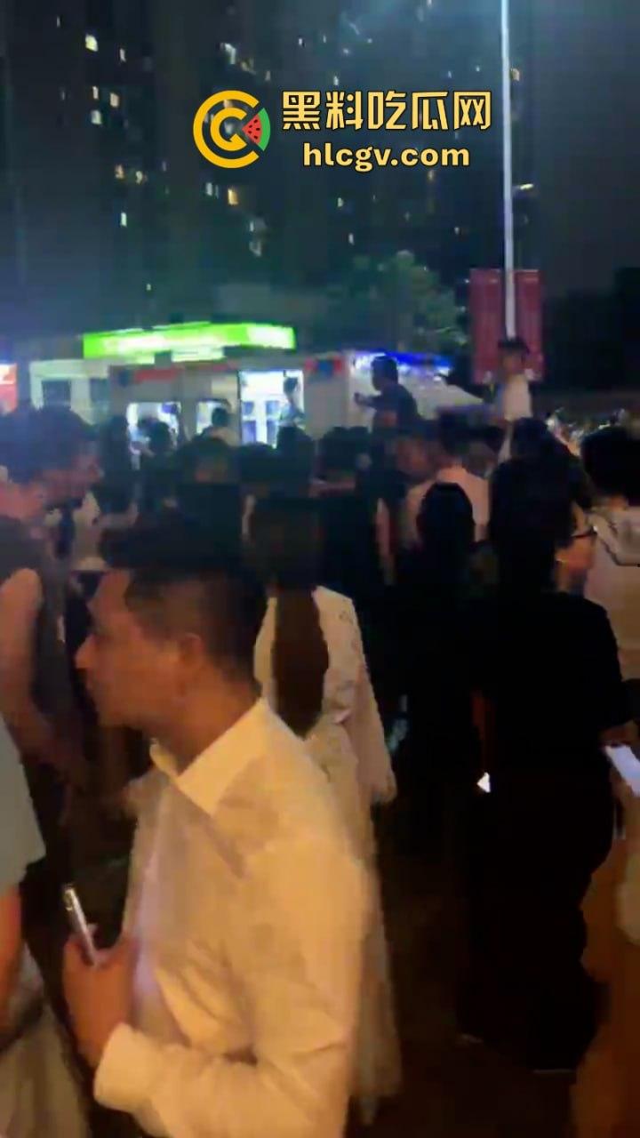 广东珠江铂世湾保安暴力打小孩引众怒!数百业主围堵救护车讨要说法-6