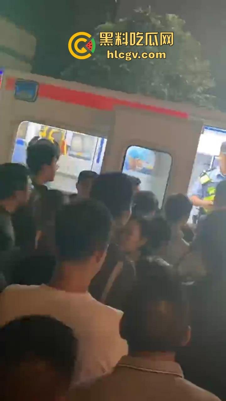 广东珠江铂世湾保安暴力打小孩引众怒!数百业主围堵救护车讨要说法-7
