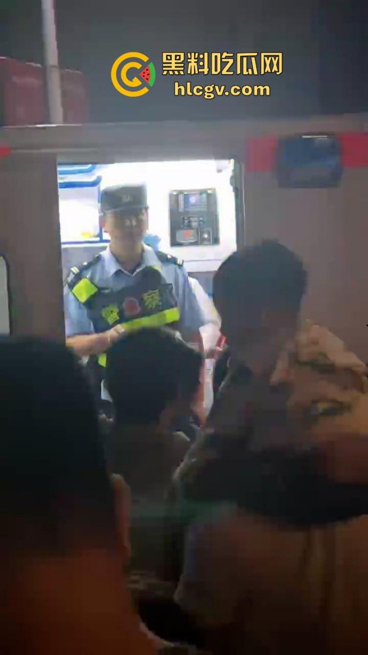 广东珠江铂世湾保安暴力打小孩引众怒!数百业主围堵救护车讨要说法-8