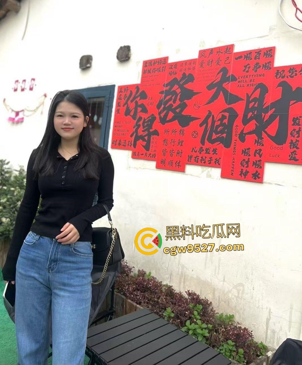 30岁销售美女【余丽娇】瞒男友勾搭客户,在镜子前被狂操自拍,还给老外口交20cm的鸡巴!-1