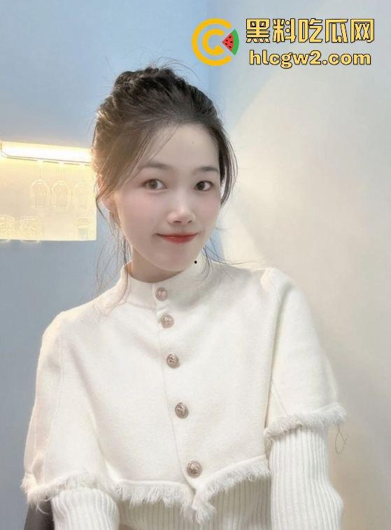 天津『尤倩雯』户外大尺度露出 被金主爸爸调教成骚浪贱货,后入爆干呻吟不断,露出游戏玩到极致!-1