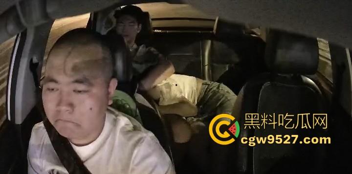 网约车后排上演激情大戏！骚货饥渴难耐车内发骚，扒裤口交挑逗，司机还要装没看到淡定开车！-9