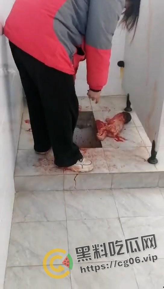 陕西咸阳旬邑县职田中学女生厕所生娃!跟拉屎一样直接拉出来 满地血浆 小孩估计早没气了 真的是地狱开局了-3