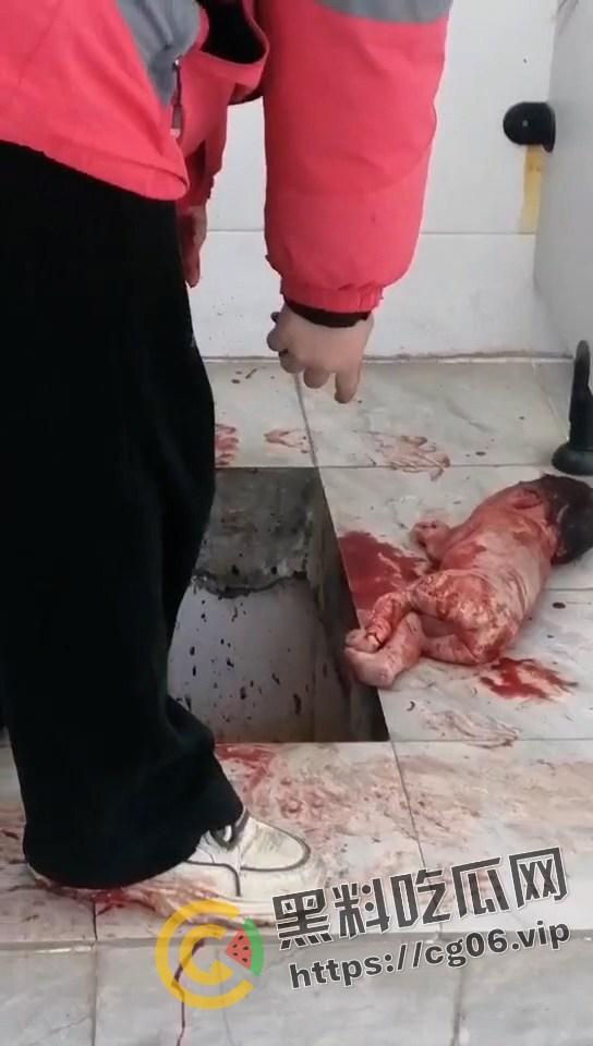 陕西咸阳旬邑县职田中学女生厕所生娃!跟拉屎一样直接拉出来 满地血浆 小孩估计早没气了 真的是地狱开局了-4