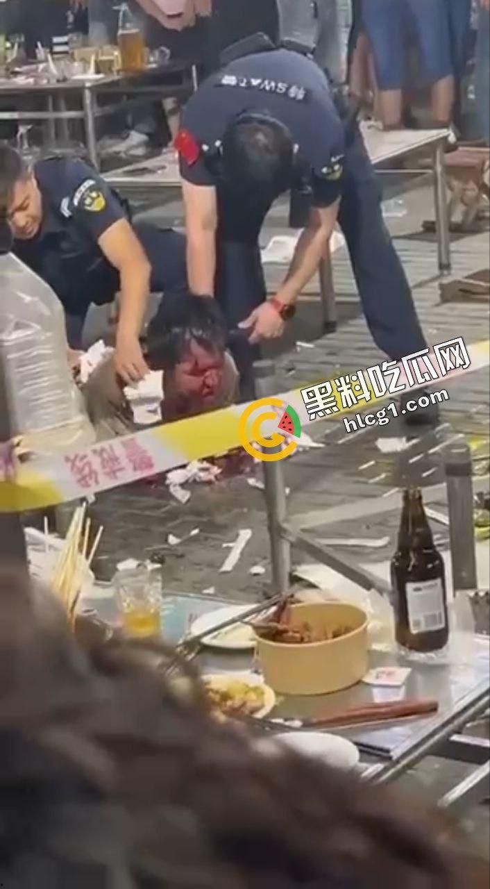 山东济宁梁山县 一男子喝醉酒砍了两个小孩和一名宝妈 现场被路人大哥暴揍-3