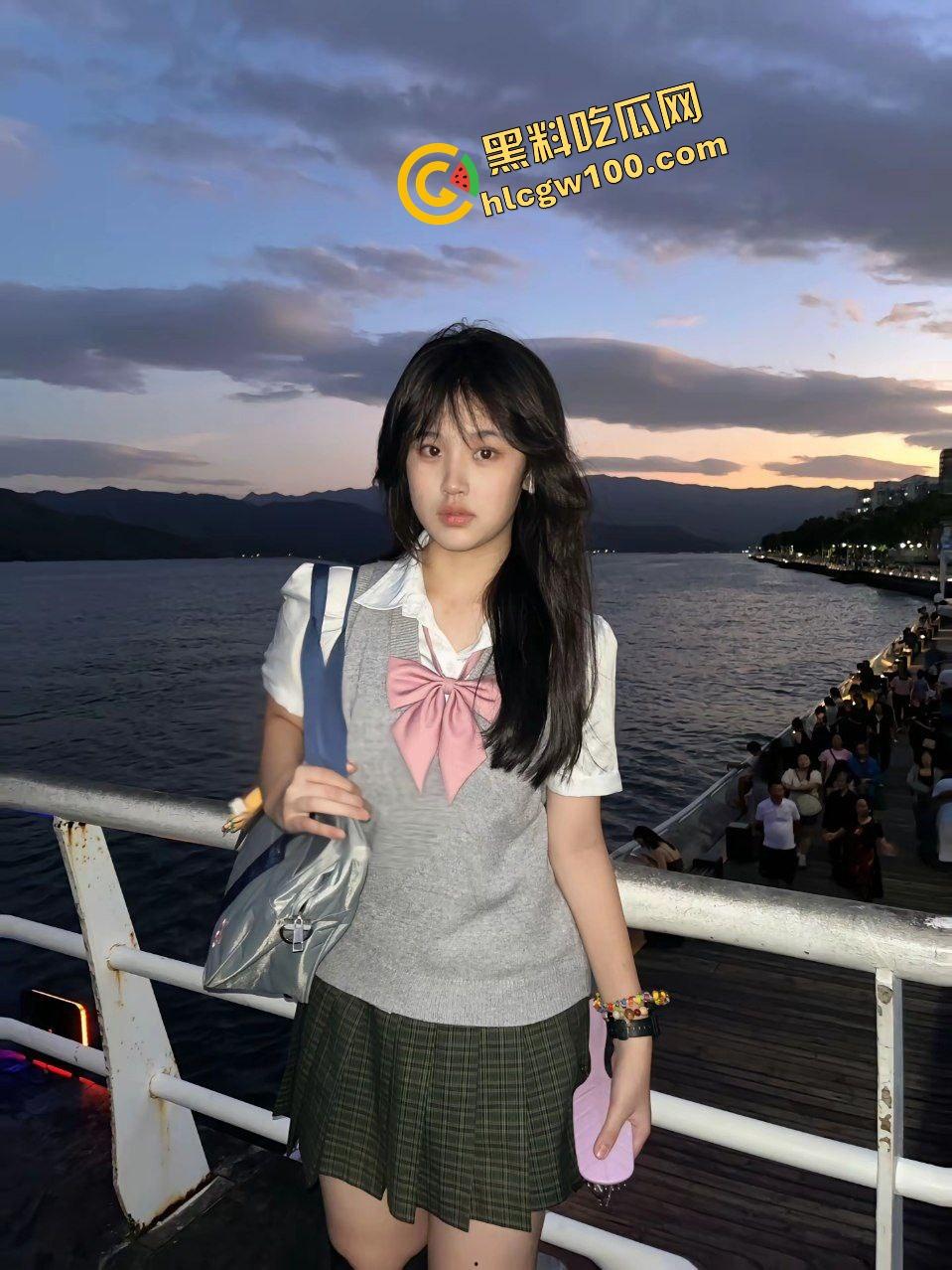 抖音深圳罗湖清纯高中反差妹【薯条喵】私下约操口爱土豪大叔,肛塞尾巴后入猛操骚逼!原创独家曝光流出!-4