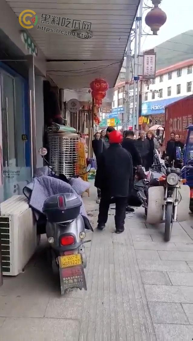 湖南益阳市安化县东风街家润福超市门口 男子因怀疑老婆与人有染持刀当街砍人 现场血腥画面流出-5