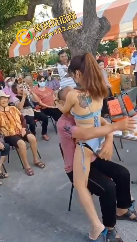 80岁老伯生日点名要比基尼小妹来陪跳艳舞,海绵体硬不起来也要吸奶当蛋糕舔,这是男人最后的倔强!-7