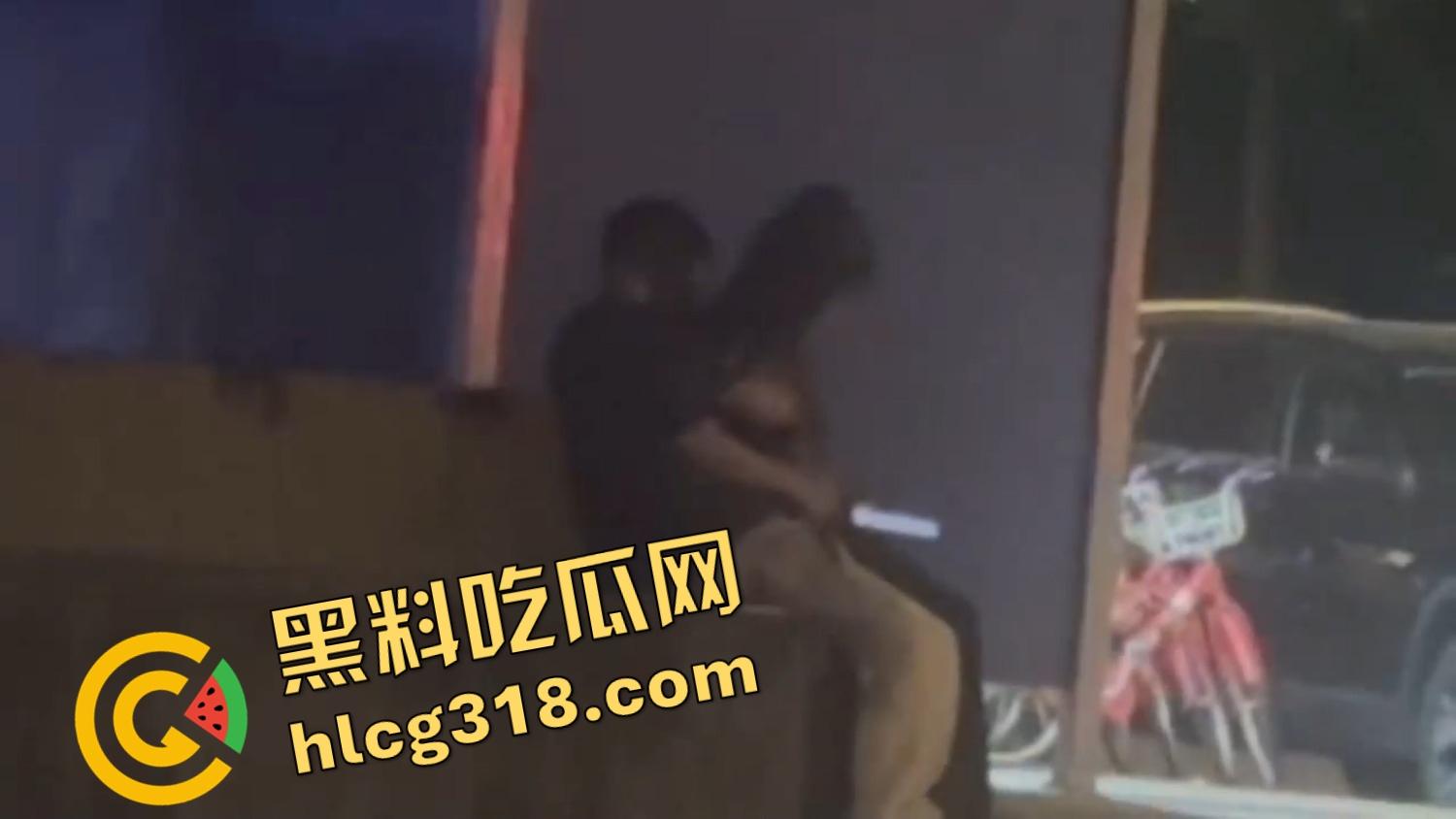 小情侣激情路边打飞机,巡警一照手还在撸,故作镇定装糊涂,路边撸管到底算不算犯法?-1