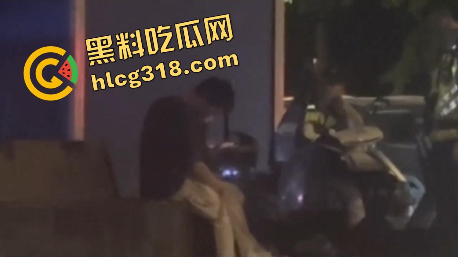 小情侣激情路边打飞机,巡警一照手还在撸,故作镇定装糊涂,路边撸管到底算不算犯法?-8