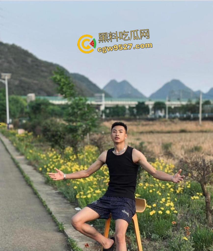 抖音【羞涩的潇】约炮女粉丝,床上干到卫生间,不愧是健身的,这么肥都干得动,拍照炫耀战利品!-2