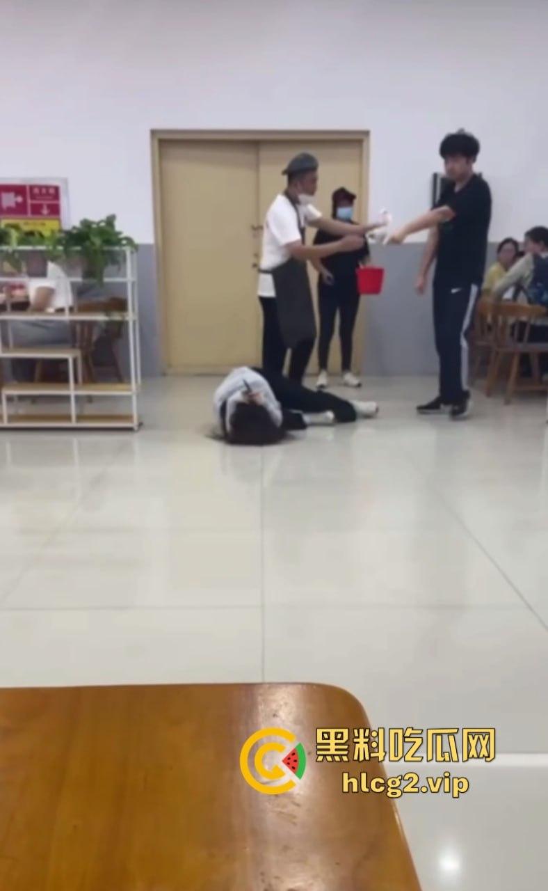 江苏师范大学小仙女食堂拿纸占位置被男生连环拳暴打 结果小仙女竟被保研！-5