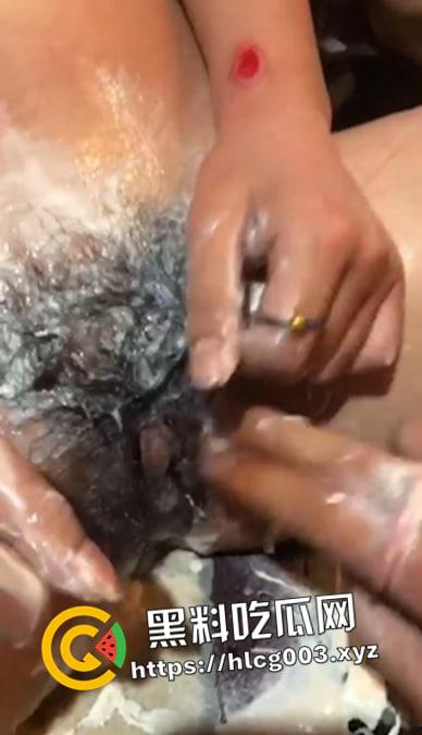 精神小妹酸奶倒进逼里 不自慰就被打 脸和逼都被打肿了 现场视频流出-5